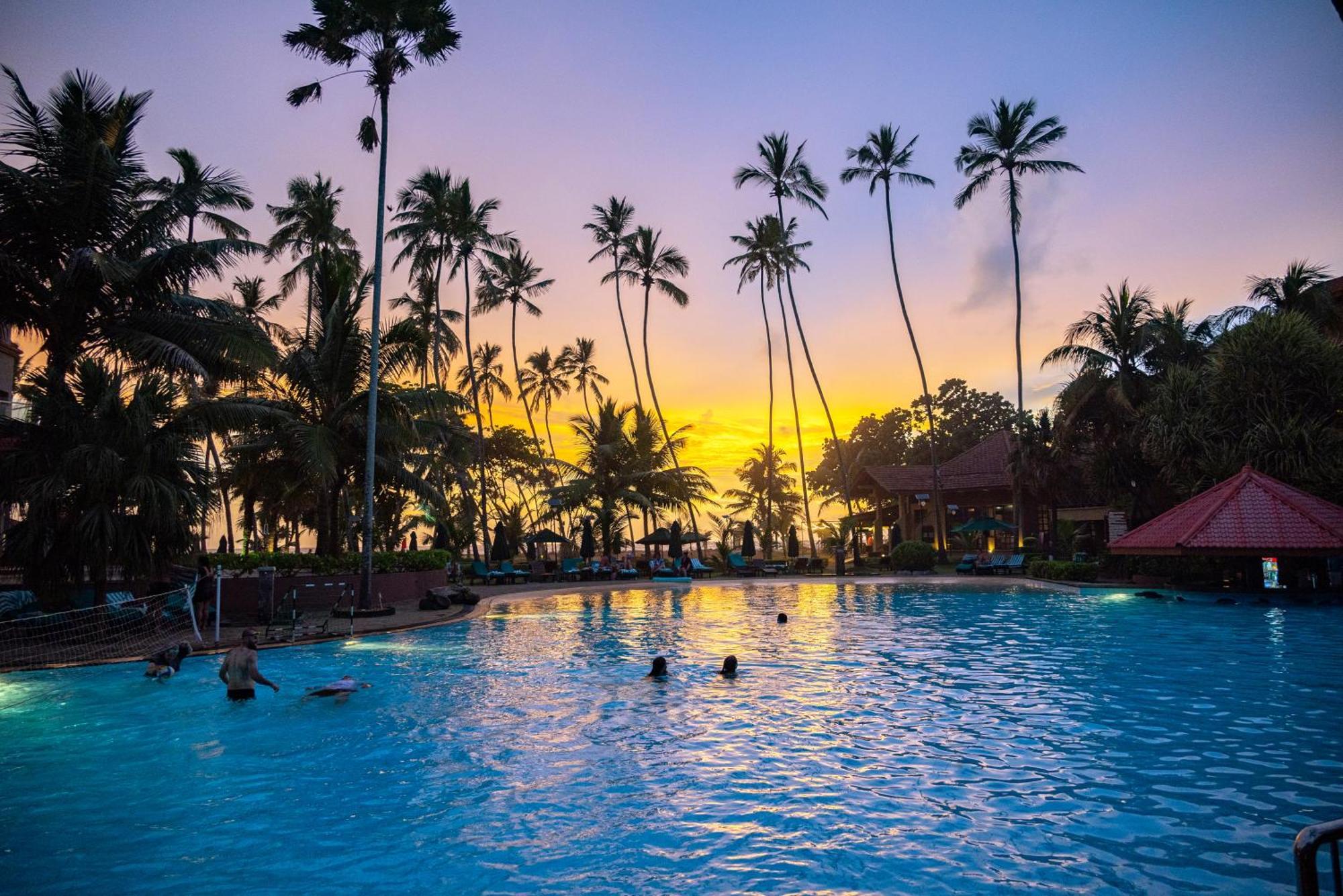 Royal Palms Beach Hotel Kalutara Exterior photo